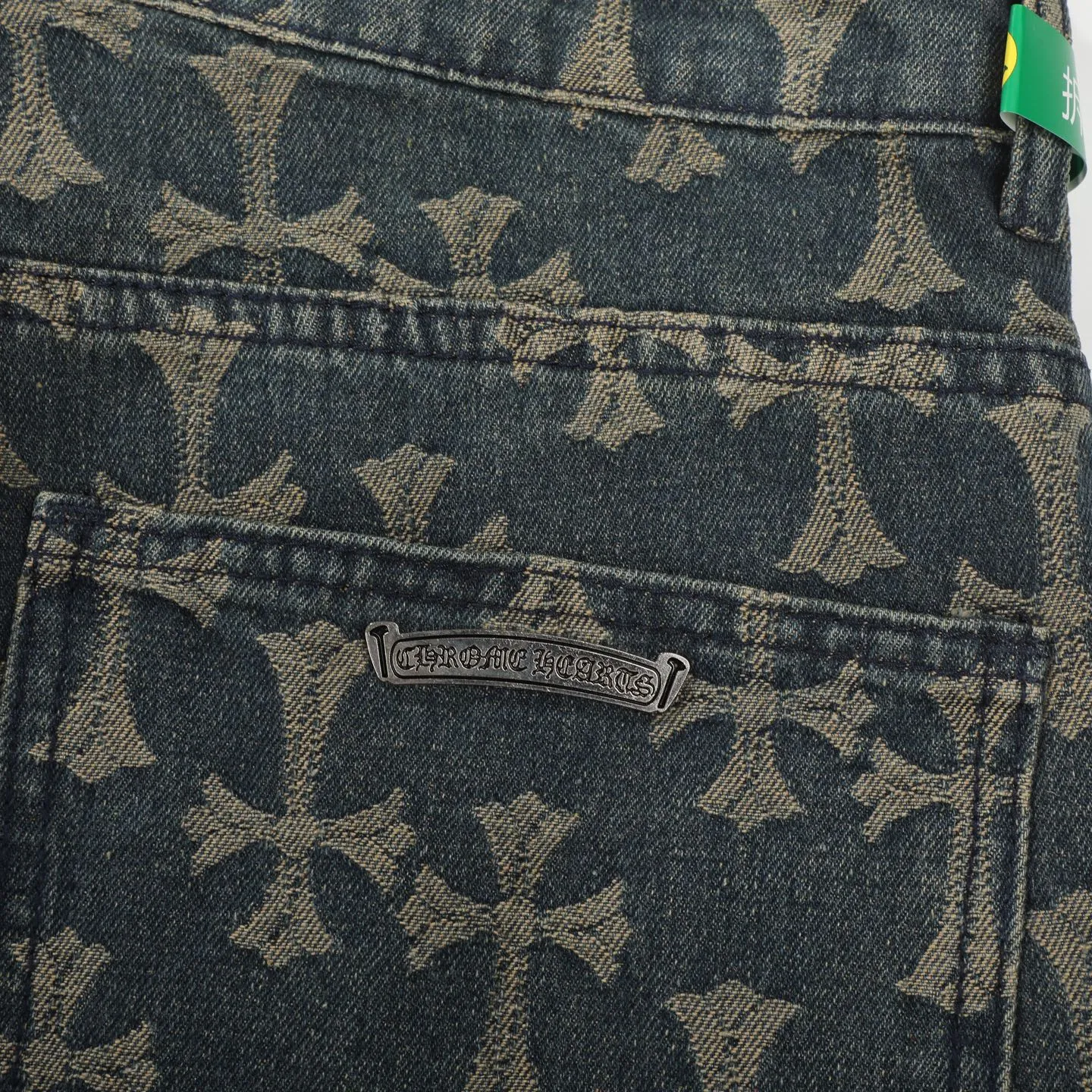 P220 Chrome Hearts｜Chrome Hearts CH all-over jacquard bootcut jeans - the same style as those of Internet celebrities. Cross-printed jeans, with unique cross design elements and all-over printing, full of design sense. It is made of 100% denim cotton fabric with heavy coarse yarn count, which ensures a stiff and tough silhouette while being soft, comfortable and breathable. The lapel is designed with silver buttons and is full of texture.  The classic dark yellow cross logo is all over the pants. They are generous and full of personality without being exaggerated. They are perfect for spring and summer!    Custom hardware! Same style for couples!  The three standards are complete, and the non-market version of the same style for men and women is free to compare and the quality is absolutely guaranteed. Size: 28/30/32/34/36 (s-xxl) Waist: 72/77/82/87/92 Knee: 55/56.5/58/59.5/61 Pants length: 103.5/105.5/107.5/109.5/111.5